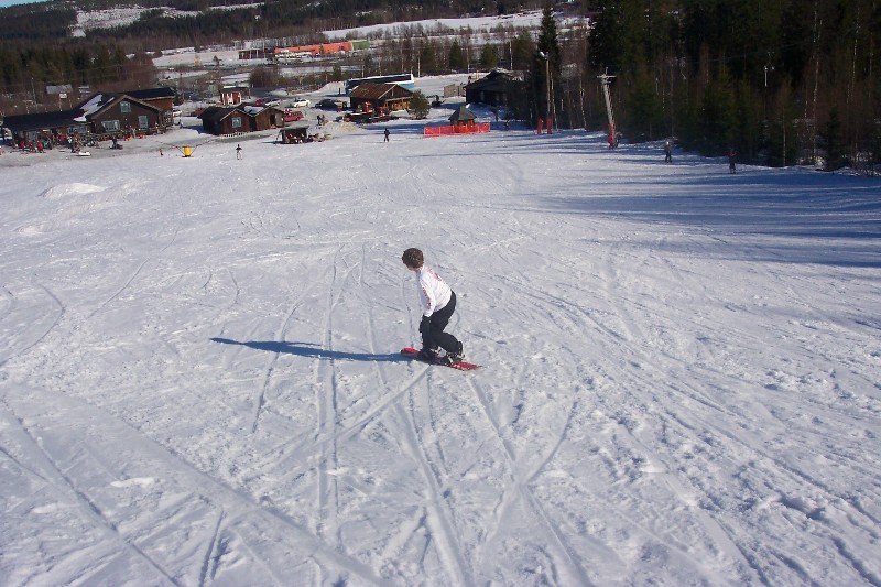 Jacob snowboarding in Bjsta backen