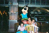 Goofy gives Rachel, Anna and Sara a hug. Sara and Anna Van Newkirk are friends of us and Kleas daughters