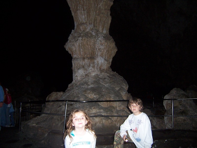 There are small and large columns in the big room, the really big ones were not possible to photograph due to the darkness