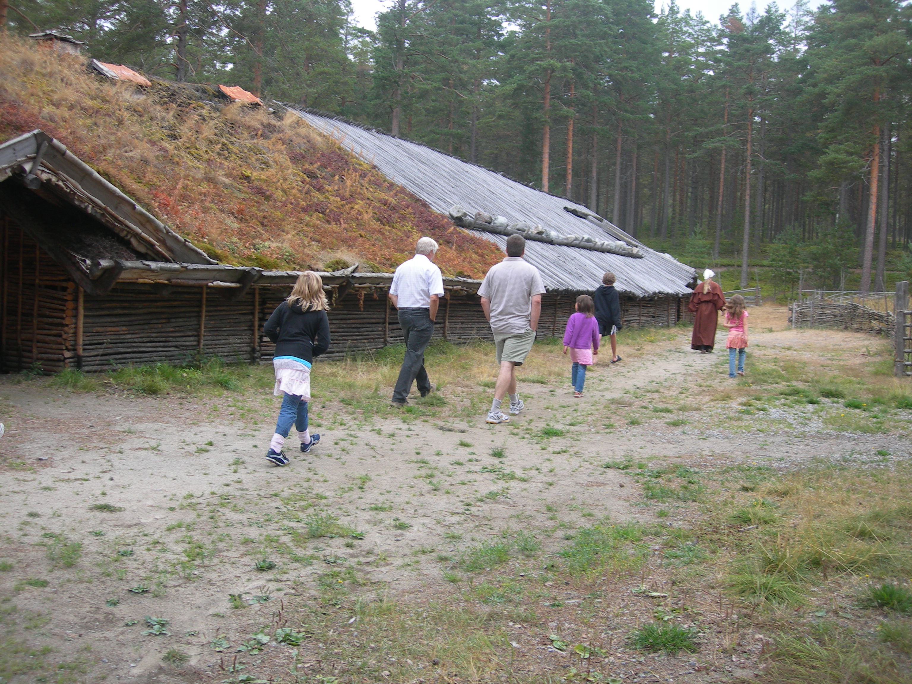 Vi beskte Gene fornby, en rekonstruerad jrn lders by. Detta r ett lnghus