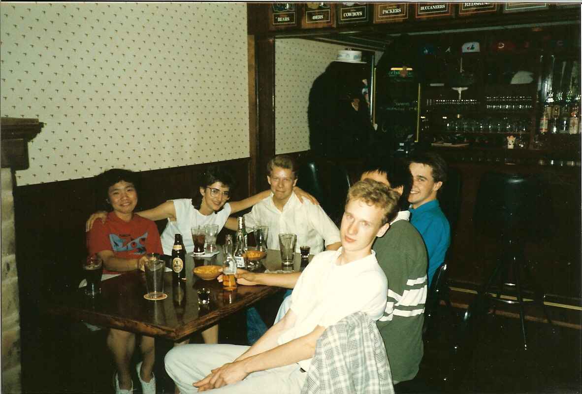 Around the table. Viviann (red), Arlene, Anders, Jonas (front), Lilip not visible, Per (blue)