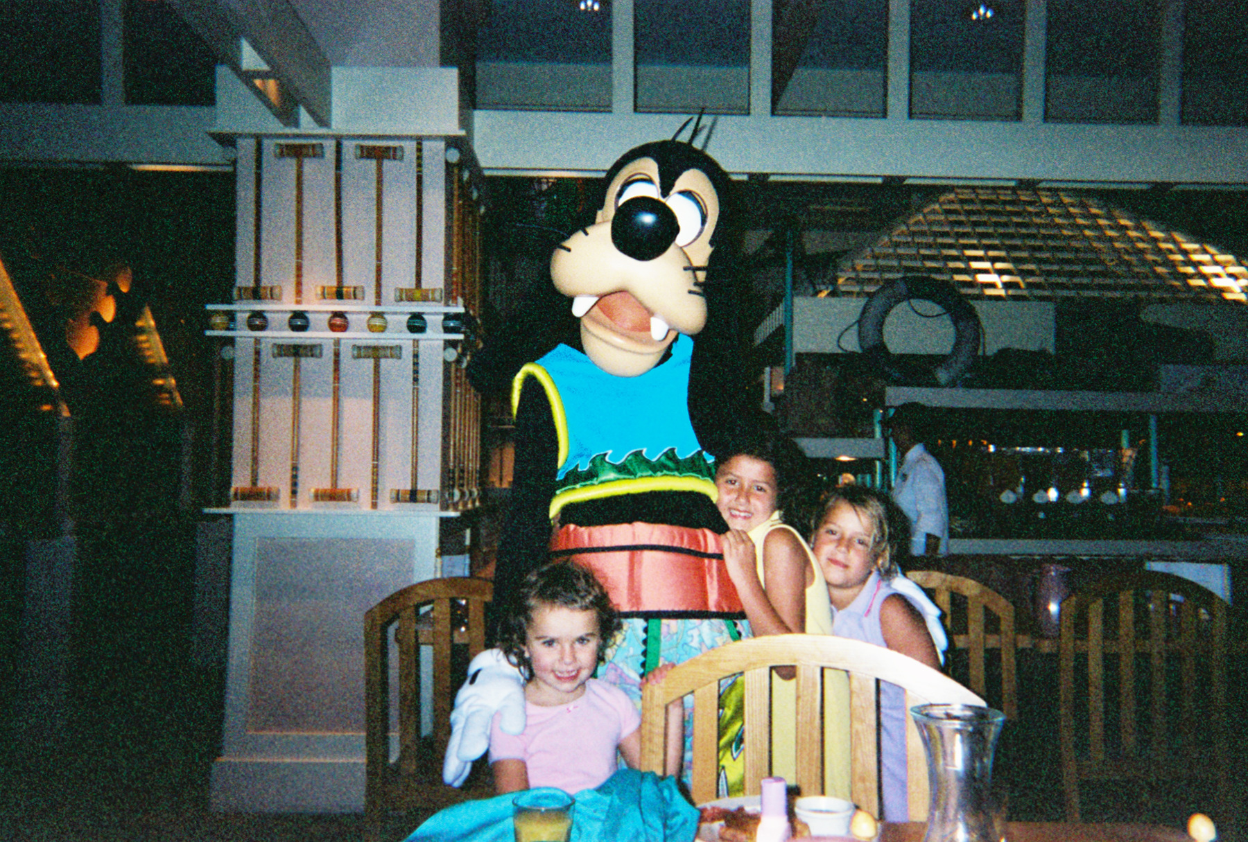 Goofy gives Rachel, Anna and Sara a hug. Sara and Anna Van Newkirk are friends of us and Kleas daughters